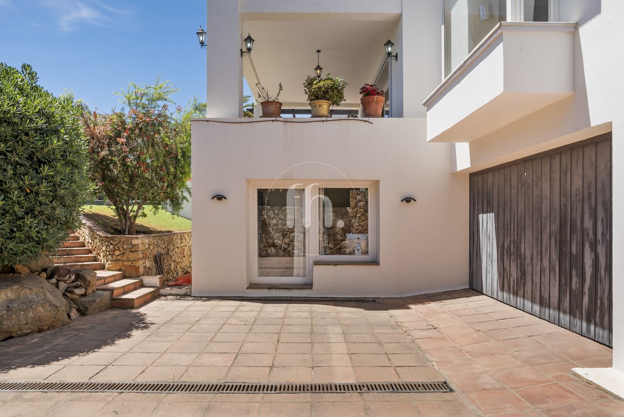 Immaculate villa for sale in La Paloma de Manilva with breathtaking sea views - Image 48