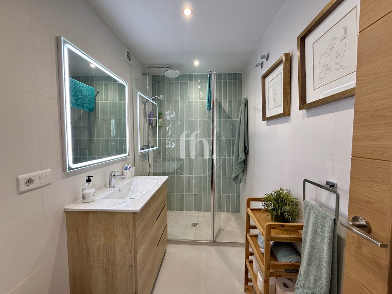 Beautifully Renovated Duplex Penthouse in the Heart of Sabinillas - Image 16