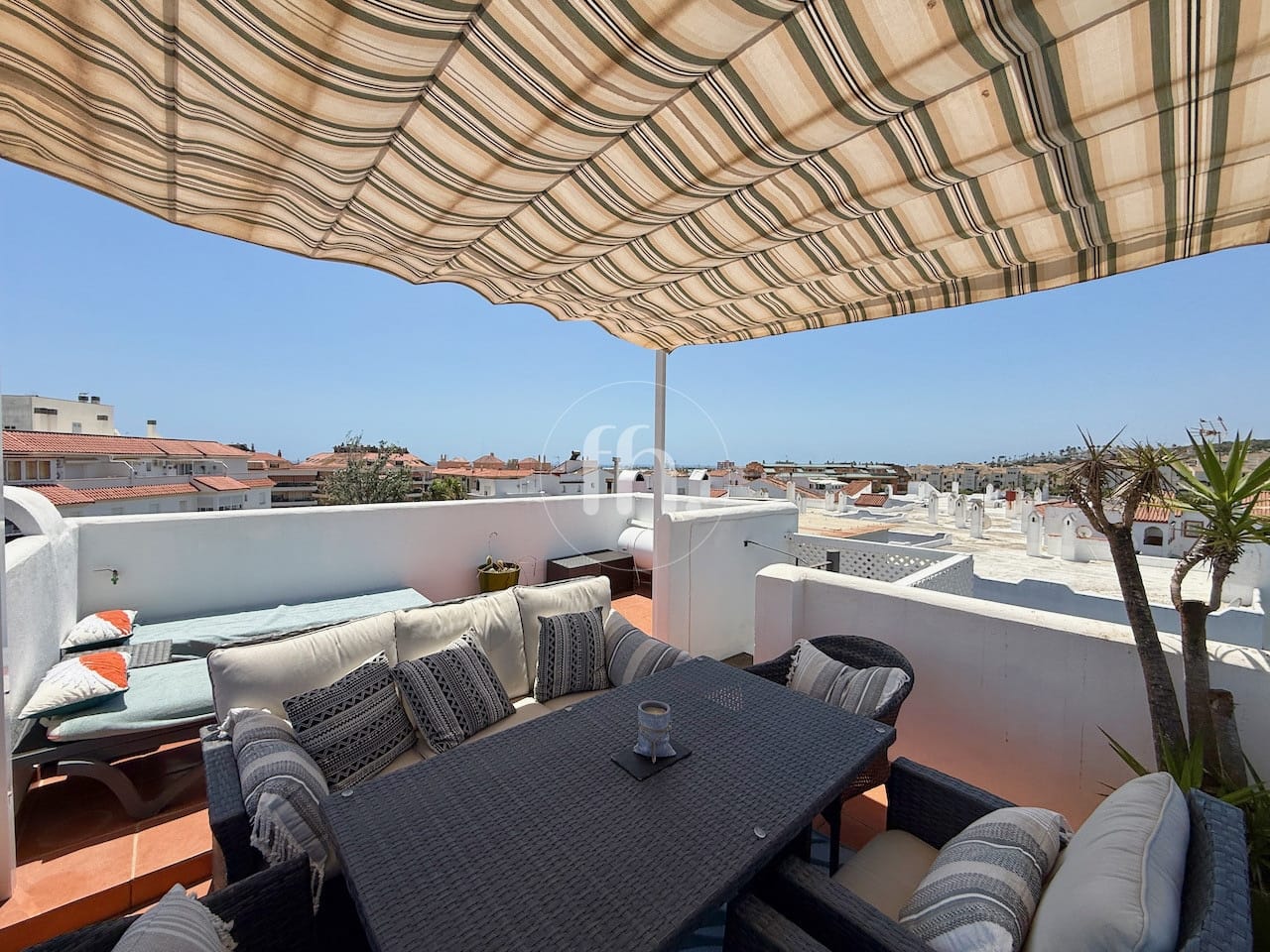Beautifully Renovated Duplex Penthouse in the Heart of Sabinillas - Image 18