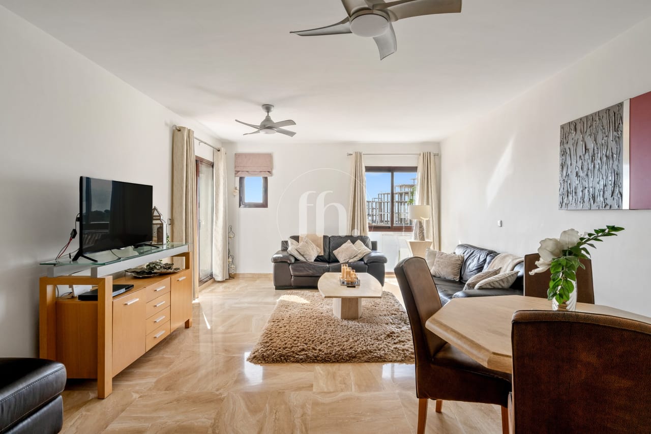 Amplio apartamento de dos dormitorios cerca de Doña Julia Golf y de la playa - Image 3