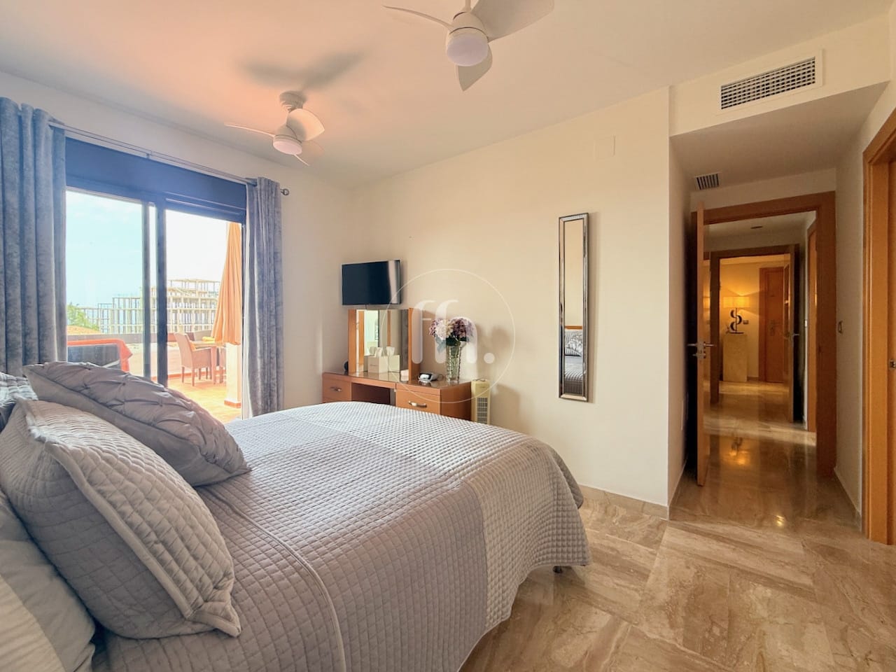 Amplio apartamento de dos dormitorios cerca de Doña Julia Golf y de la playa - Image 11