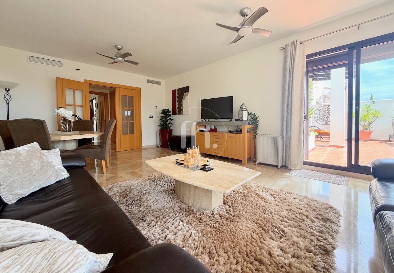 Amplio apartamento de dos dormitorios cerca de Doña Julia Golf y de la playa - Image 4