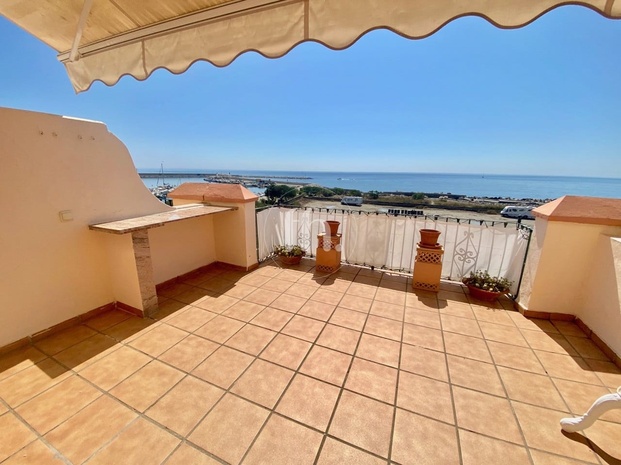 Townhouse for sale in Belgravia Club Estepona with great sea views!