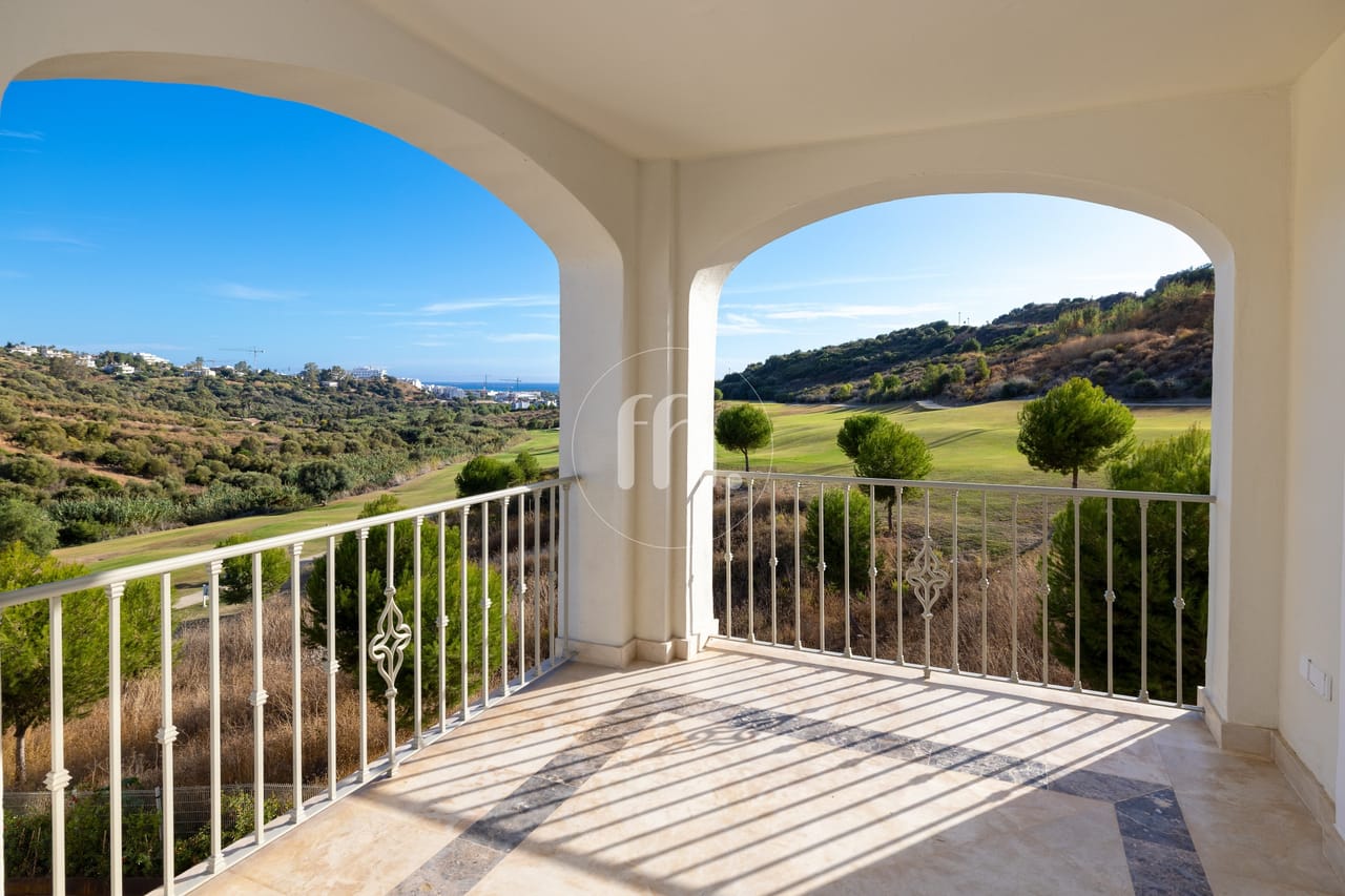 Modern and spacious townhouses in Azata Golf, 10 minutes drive from Estepona!
