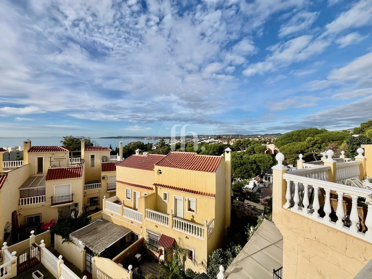 Townhouse for sale in Seghers Estepona with beautiful sea views - prime location!!