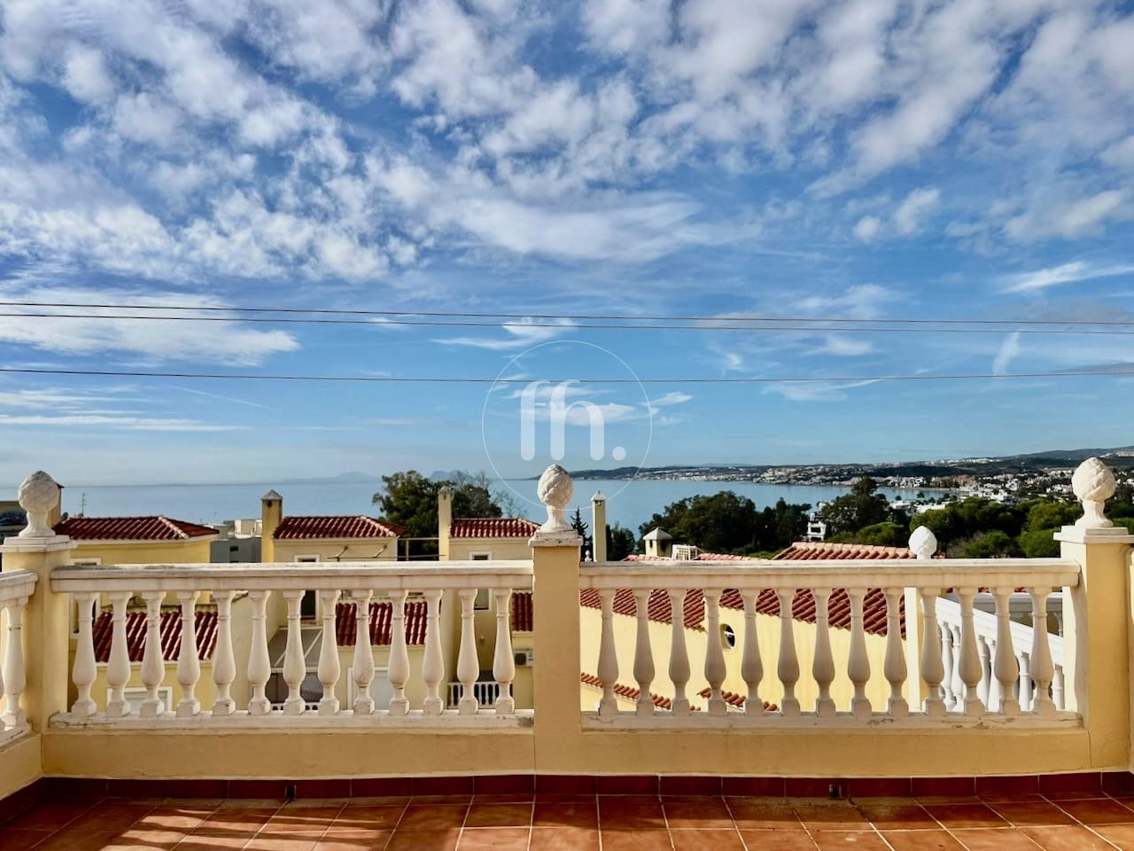 Townhouse for sale in Seghers Estepona with beautiful sea views - prime location!! — alternate view
