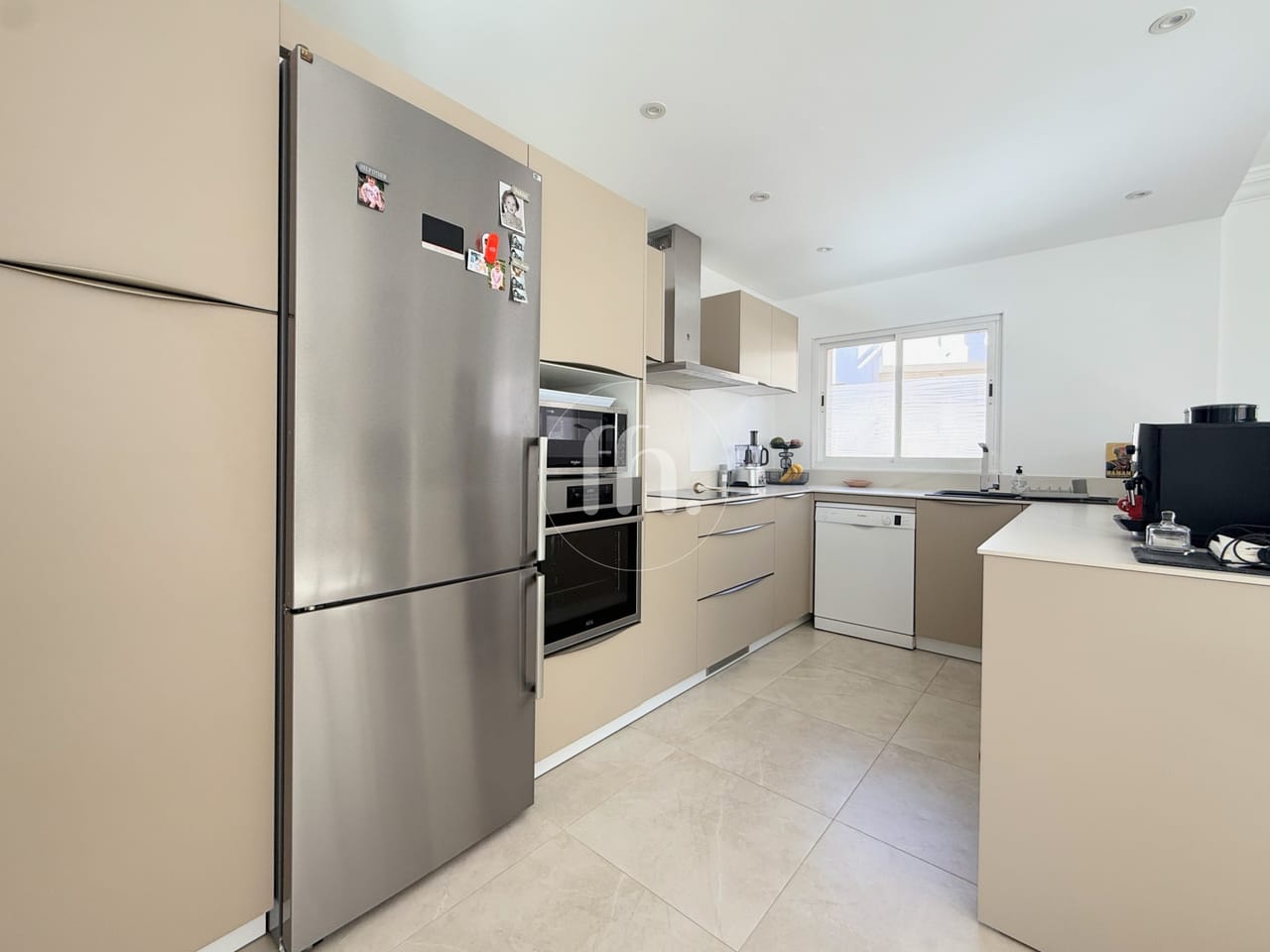 Impresionante Apartamento de Tres Dormitorios en Primera Línea de Playa en Marina Bay, Estepona - Image 10