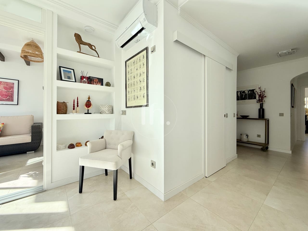 Impresionante Apartamento de Tres Dormitorios en Primera Línea de Playa en Marina Bay, Estepona - Image 11