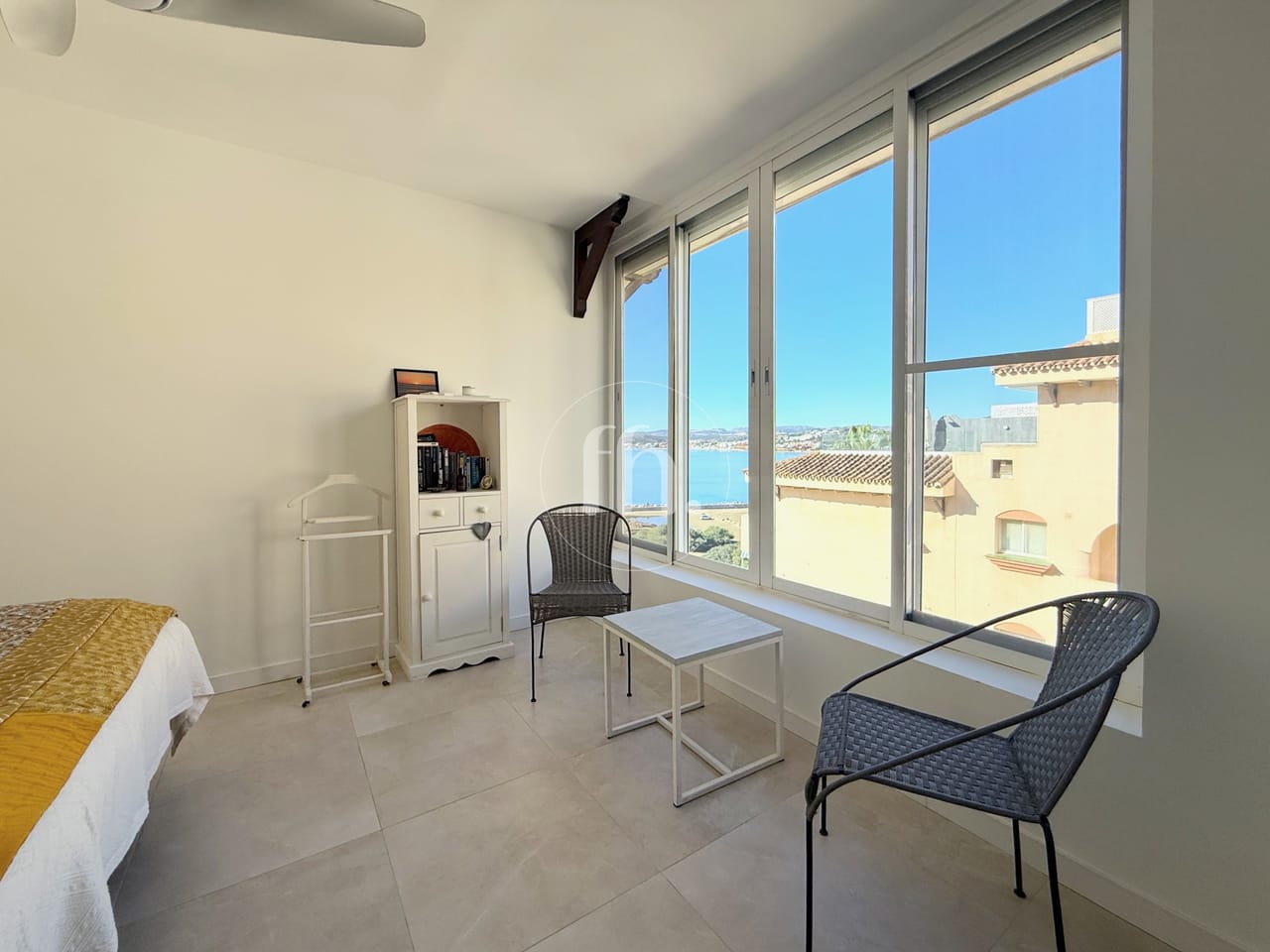 Impresionante Apartamento de Tres Dormitorios en Primera Línea de Playa en Marina Bay, Estepona - Image 15