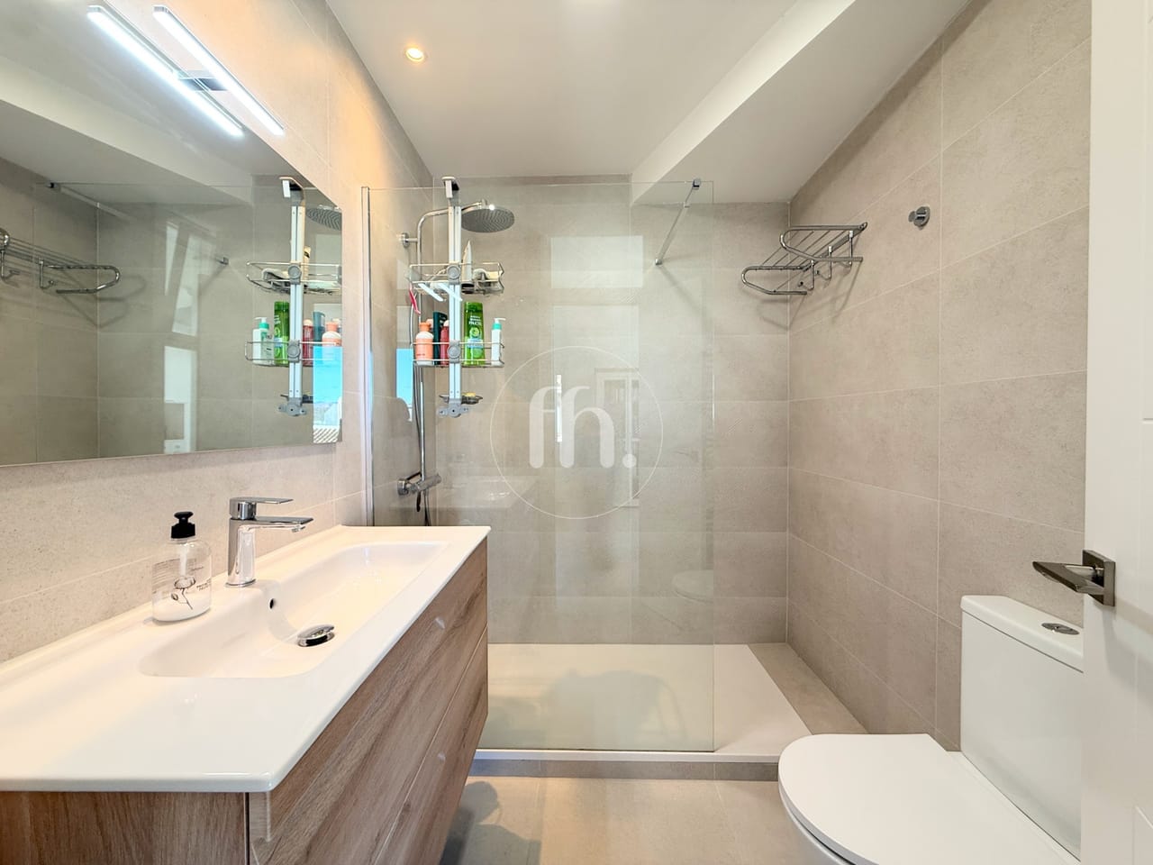 Impresionante Apartamento de Tres Dormitorios en Primera Línea de Playa en Marina Bay, Estepona - Image 18