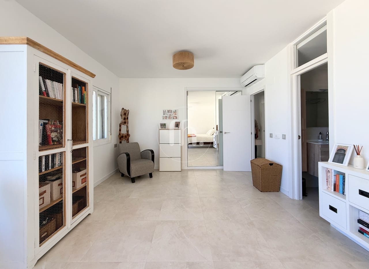Impresionante Apartamento de Tres Dormitorios en Primera Línea de Playa en Marina Bay, Estepona - Image 19
