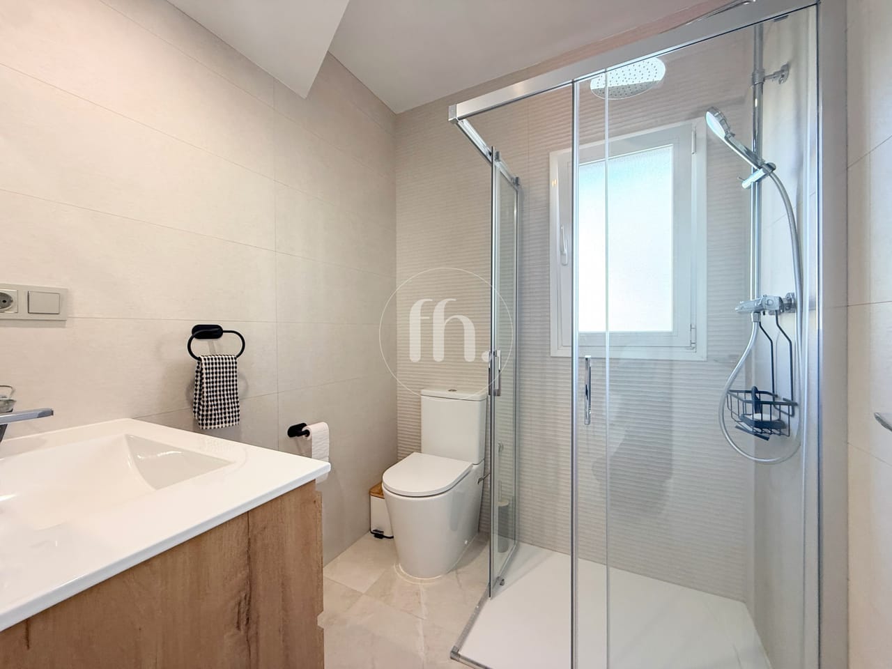 Impresionante Apartamento de Tres Dormitorios en Primera Línea de Playa en Marina Bay, Estepona - Image 21