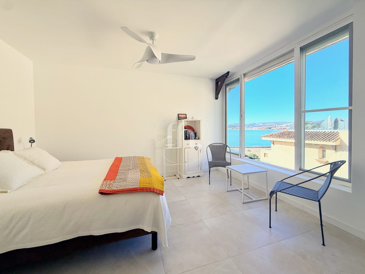 Impresionante Apartamento de Tres Dormitorios en Primera Línea de Playa en Marina Bay, Estepona - Imagen 3