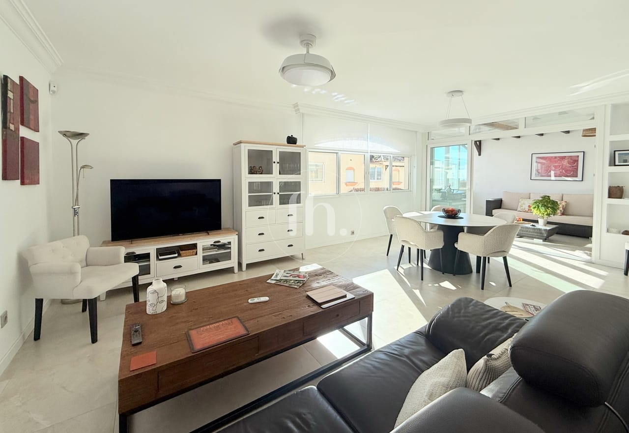 Impresionante Apartamento de Tres Dormitorios en Primera Línea de Playa en Marina Bay, Estepona - Image 8