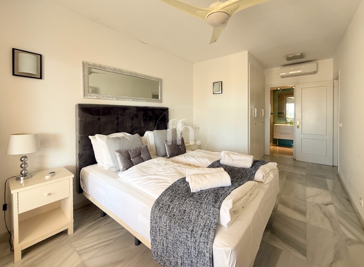South facing apartment for sale in Estepona port with 20m2 terrace and short term rental license! - Image 16