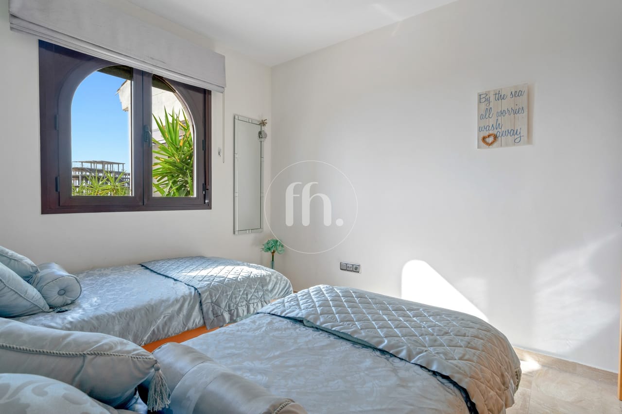 Amplio apartamento de dos dormitorios cerca de Doña Julia Golf y de la playa - Image 24
