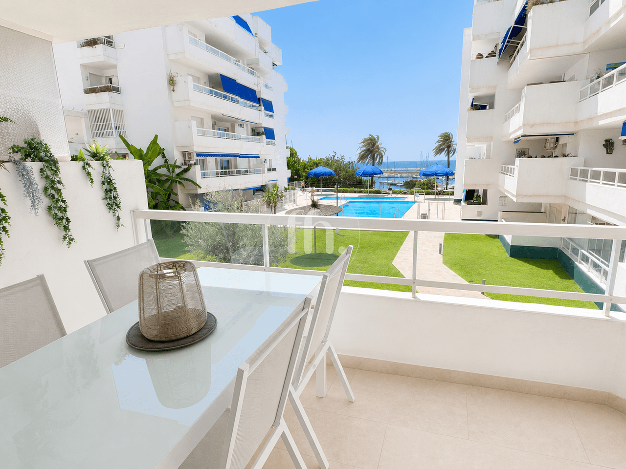 Fantastico apartamento de un dormitorio frente al puerto de Estepona con vistas al mar