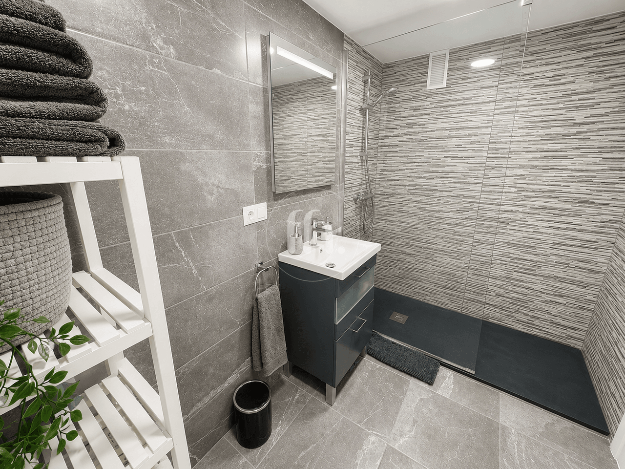 Fantastico apartamento de un dormitorio frente al puerto de Estepona con vistas al mar - Image 10