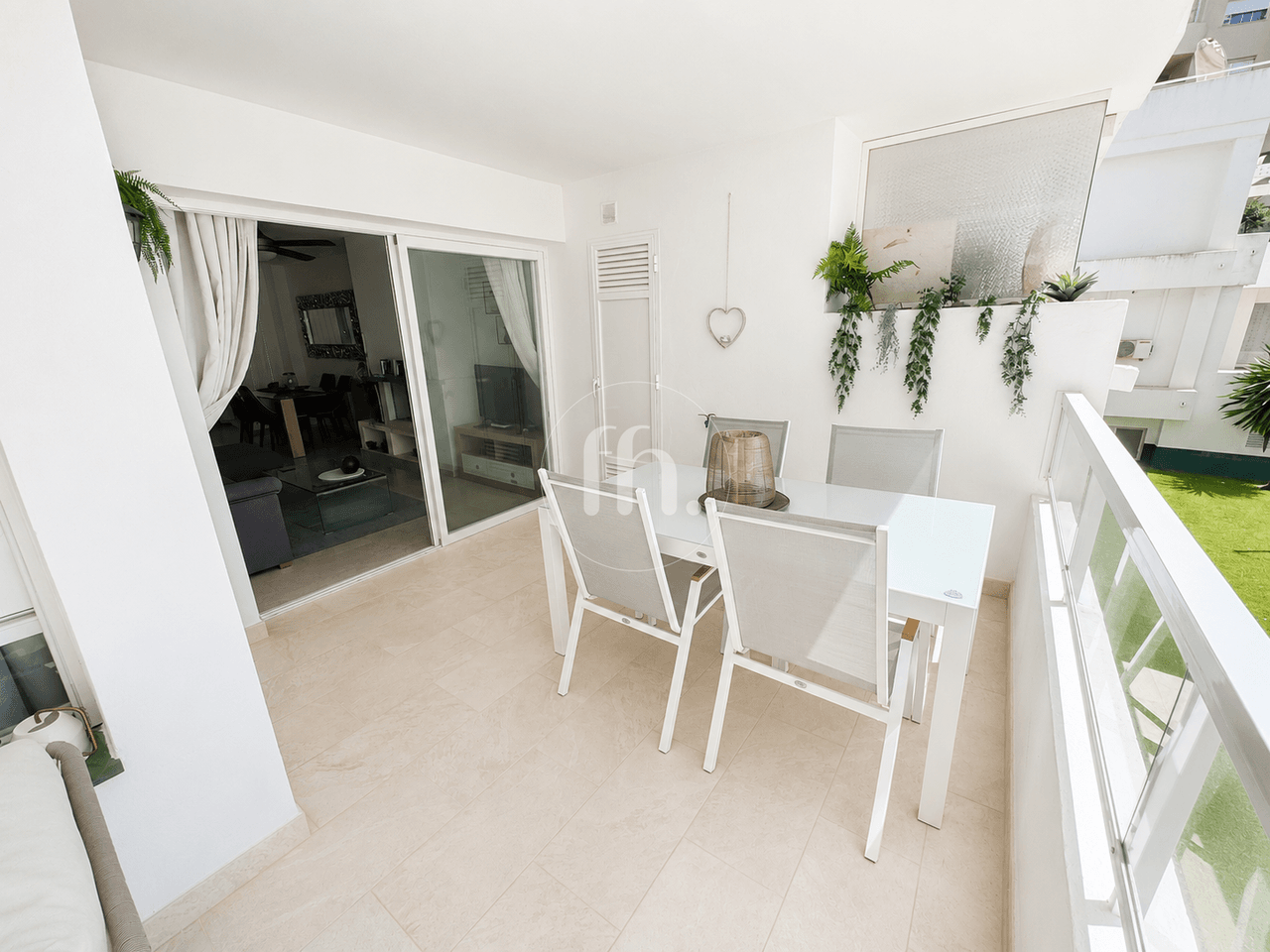 Fantastico apartamento de un dormitorio frente al puerto de Estepona con vistas al mar - Image 11