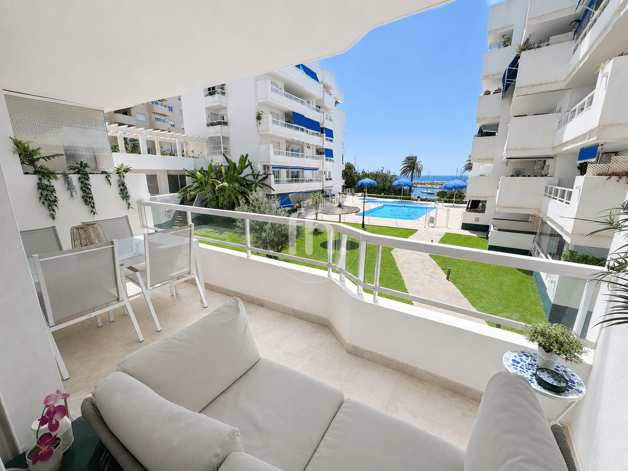 Fantastico apartamento de un dormitorio frente al puerto de Estepona con vistas al mar - Image 12