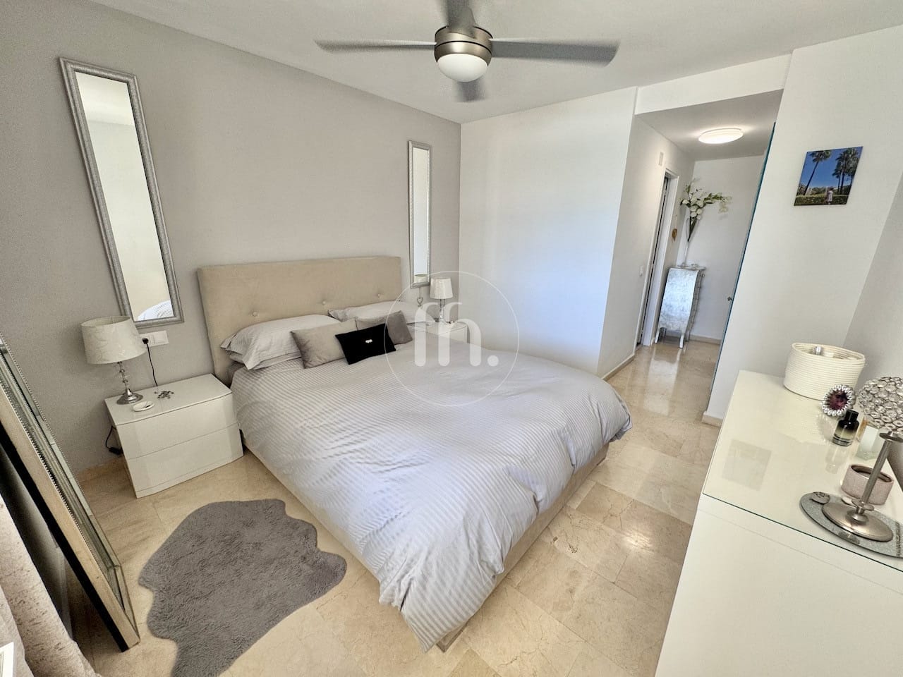 Fantastico apartamento de un dormitorio frente al puerto de Estepona con vistas al mar - Image 5