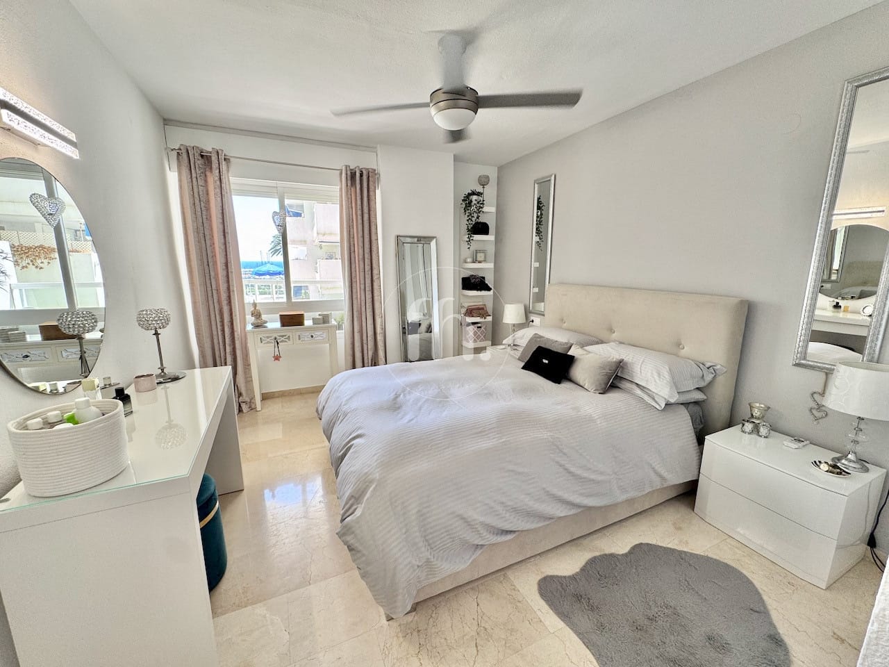 Fantastico apartamento de un dormitorio frente al puerto de Estepona con vistas al mar - Image 8