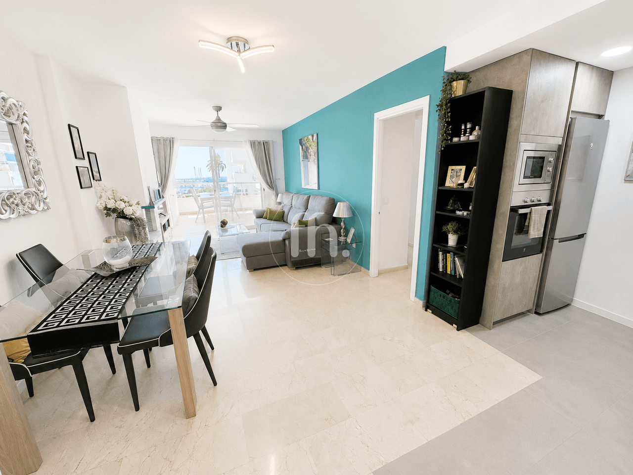 Fantastico apartamento de un dormitorio frente al puerto de Estepona con vistas al mar - Image 9