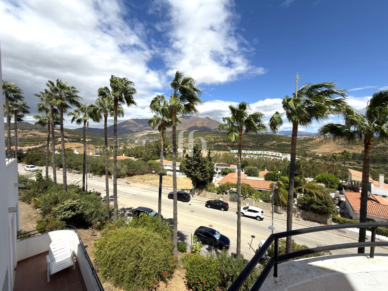 Spacious penthouse with beautiful open views and tourist licence in Estepona Golf - Image 13