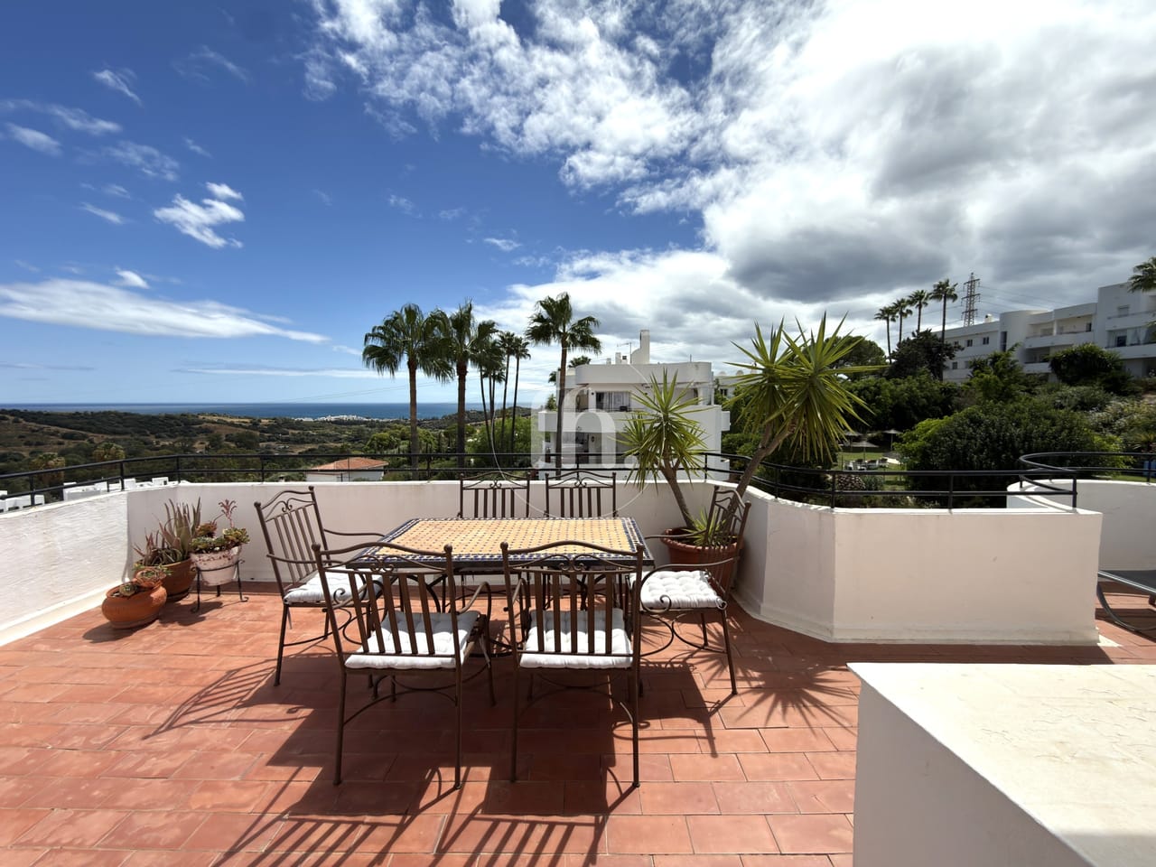 Spacious penthouse with beautiful open views and tourist licence in Estepona Golf - Image 6