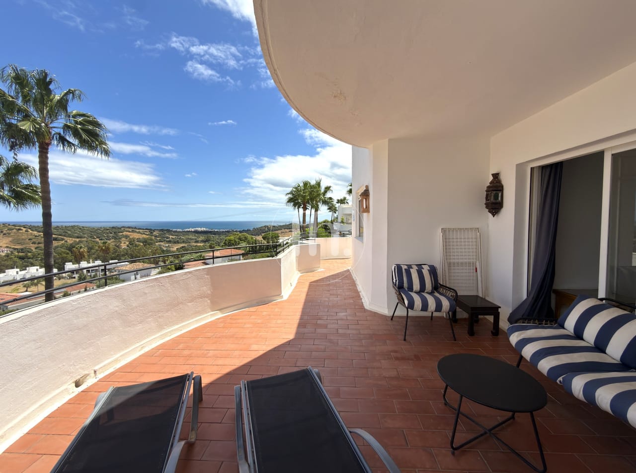 Spacious penthouse with beautiful open views and tourist licence in Estepona Golf - Image 12
