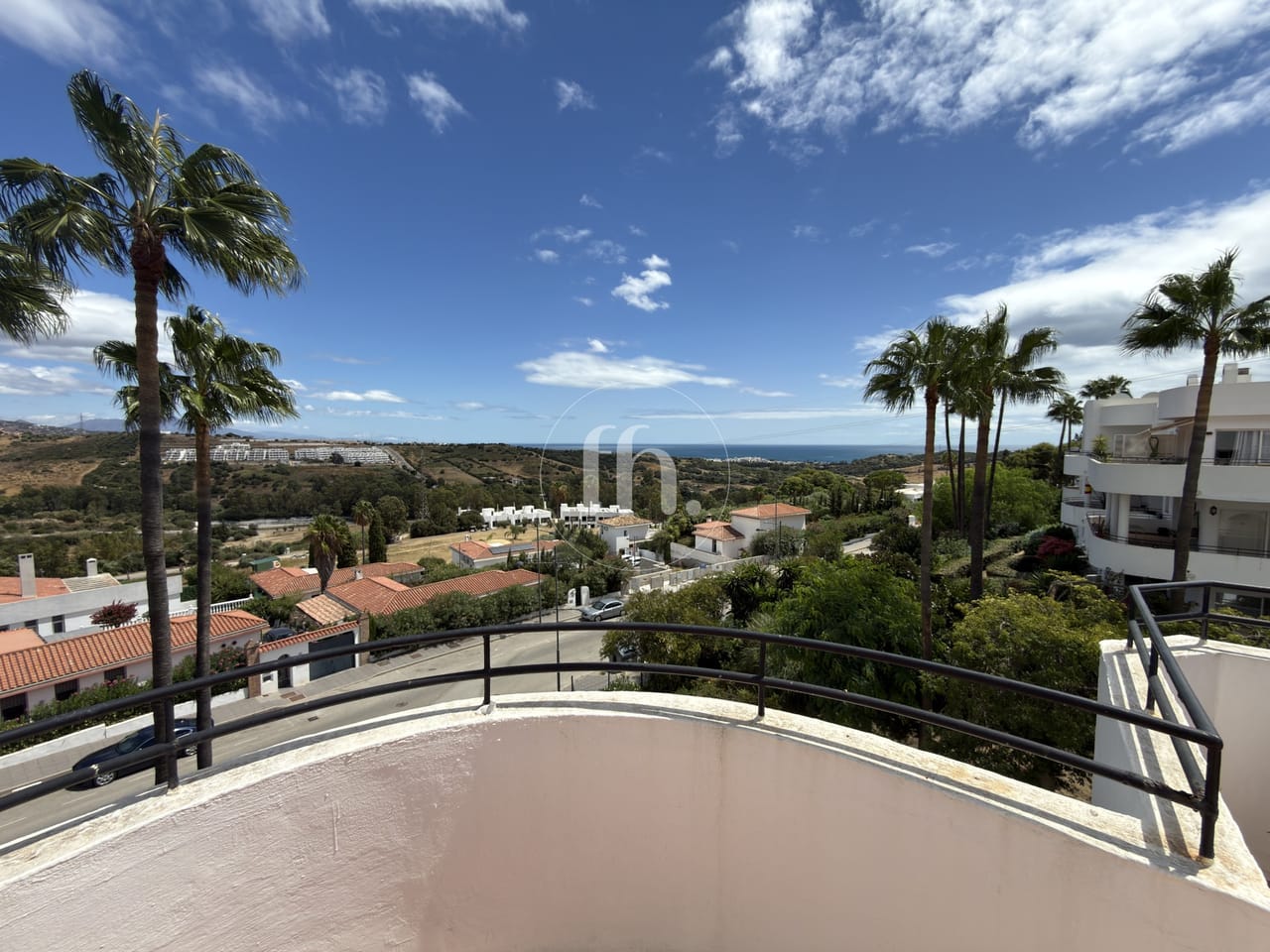 Spacious penthouse with beautiful open views and tourist licence in Estepona Golf - Image 10
