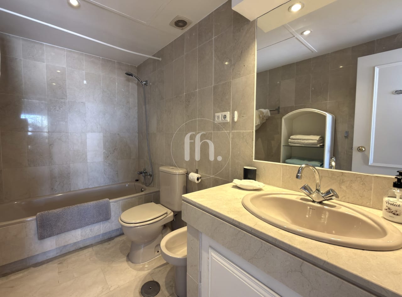 Spacious penthouse with beautiful open views and tourist licence in Estepona Golf - Image 8