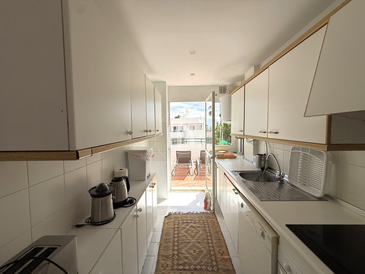 Spacious penthouse with beautiful open views and tourist licence in Estepona Golf - Image 5