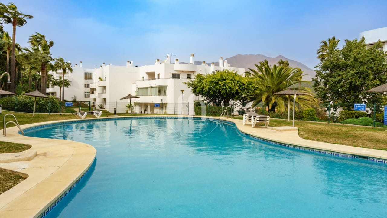 Spacious penthouse with beautiful open views and tourist licence in Estepona Golf - Image 14
