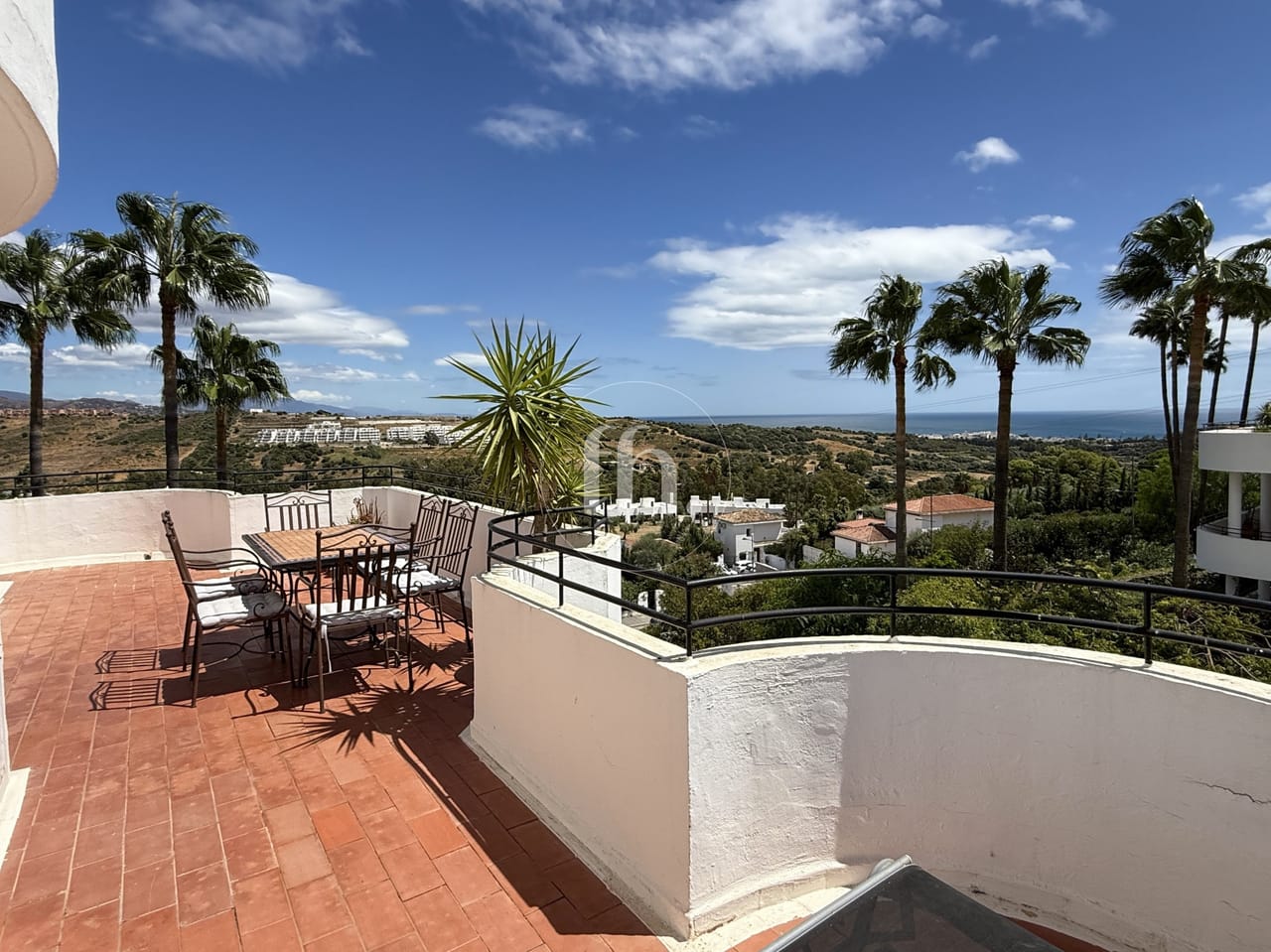 Spacious penthouse with beautiful open views and tourist licence in Estepona Golf - Image 3