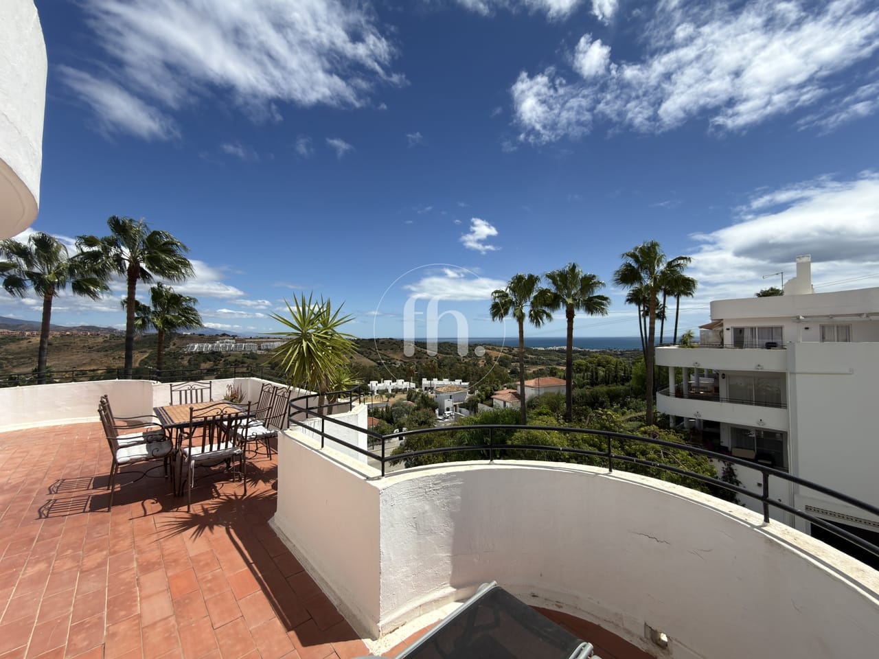 Spacious penthouse with beautiful open views and tourist licence in Estepona Golf - Image 9