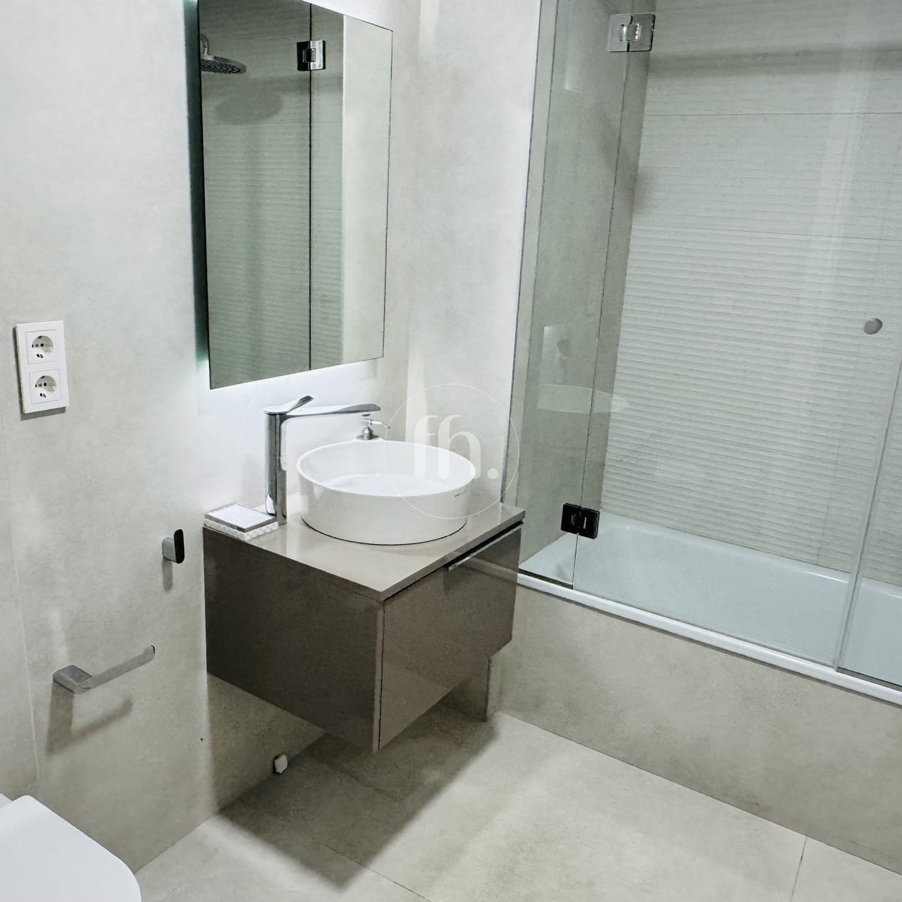 A stunning 2-bedroom frontline beach apartment in The Edge, Estepona. - Image 11