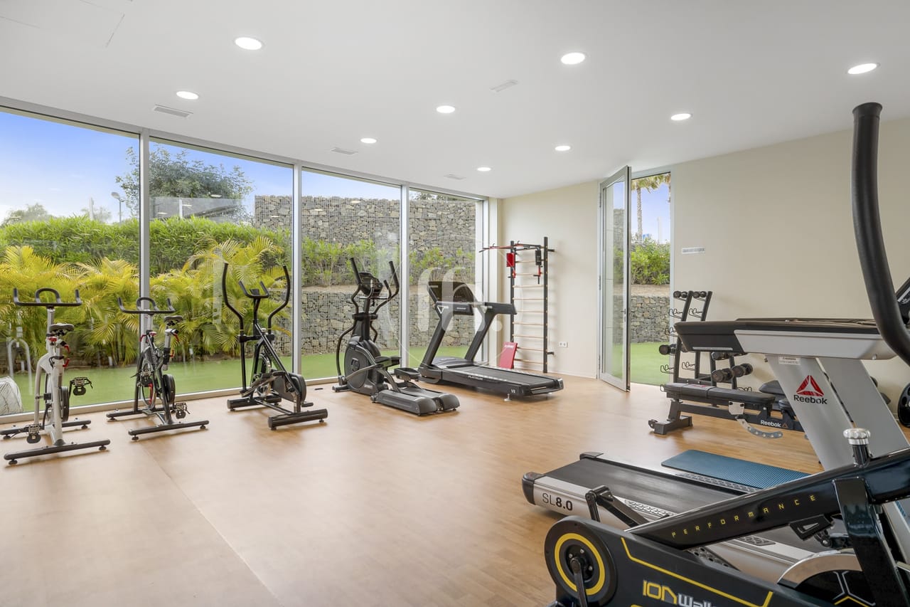 A stunning 2-bedroom frontline beach apartment in The Edge, Estepona. - Image 22
