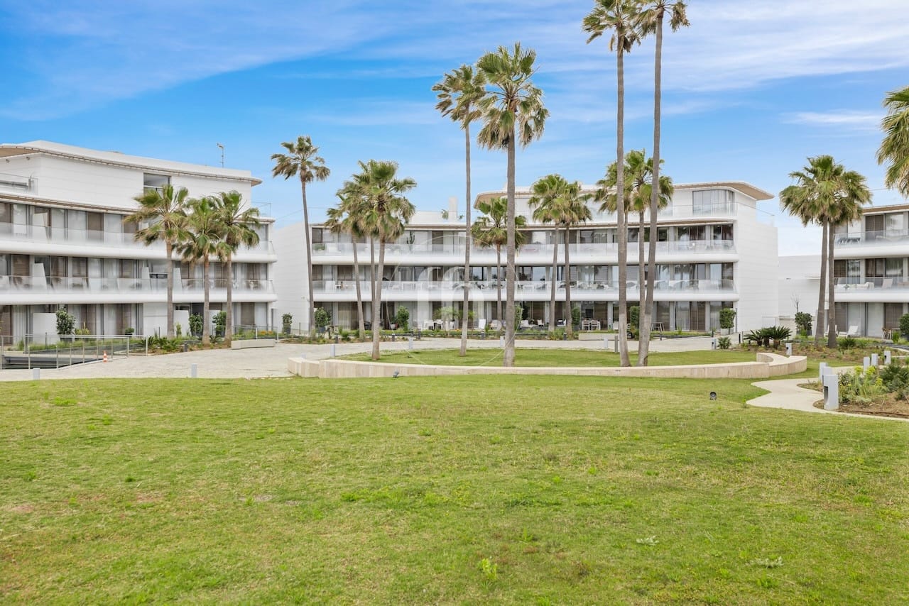 A stunning 2-bedroom frontline beach apartment in The Edge, Estepona. - Image 21