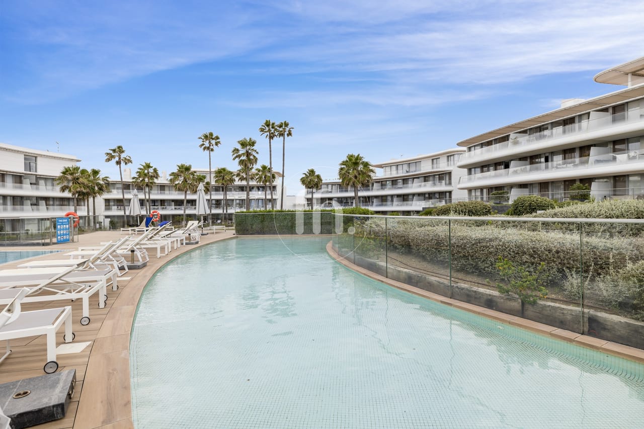 A stunning 2-bedroom frontline beach apartment in The Edge, Estepona. - Image 2