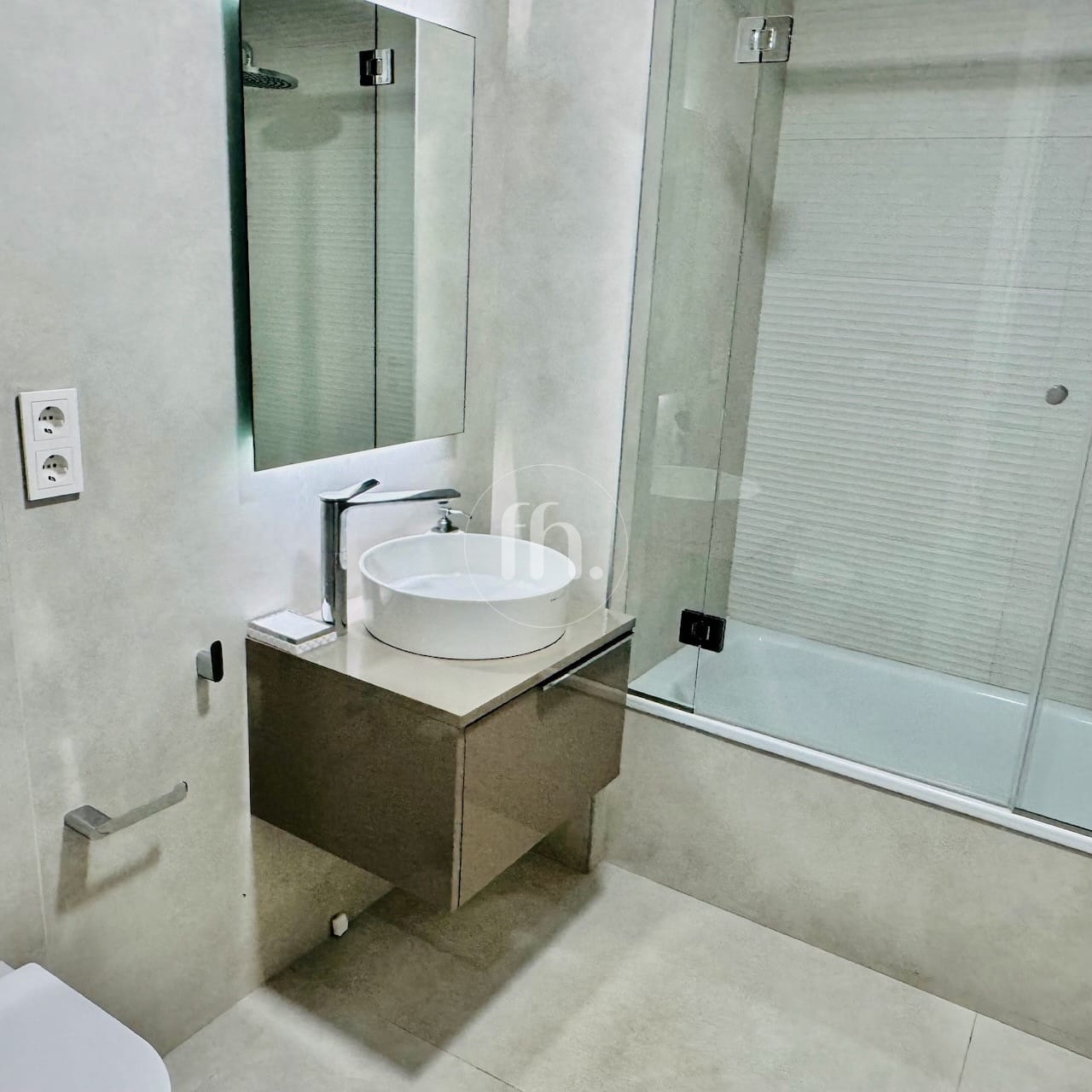 A stunning 2-bedroom frontline beach apartment in The Edge, Estepona. - Image 11