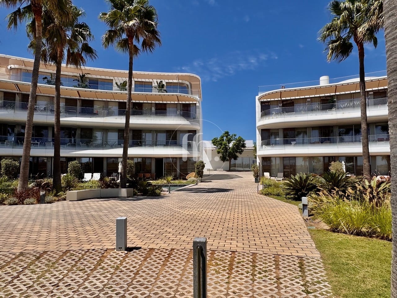 A stunning 2-bedroom frontline beach apartment in The Edge, Estepona. - Image 20