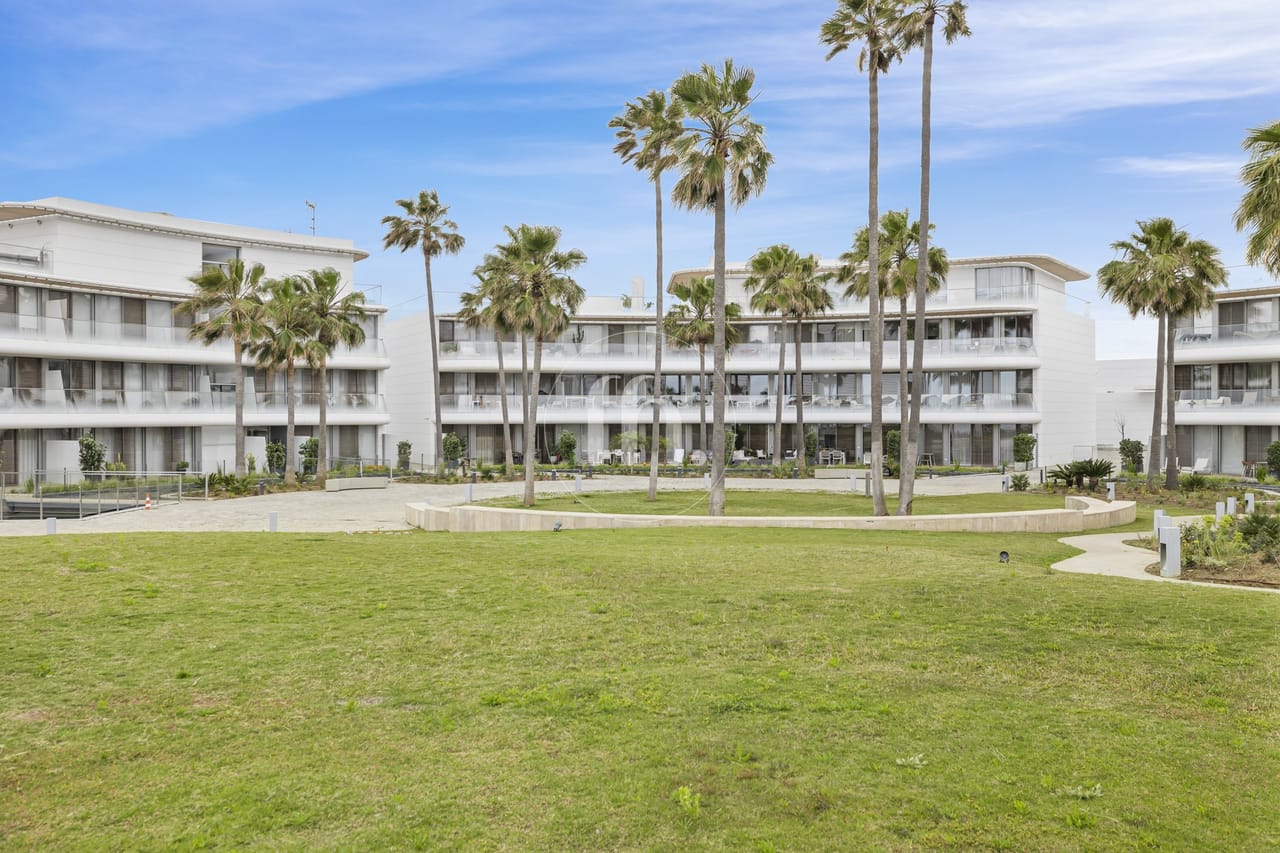 A stunning 2-bedroom frontline beach apartment in The Edge, Estepona. - Image 15