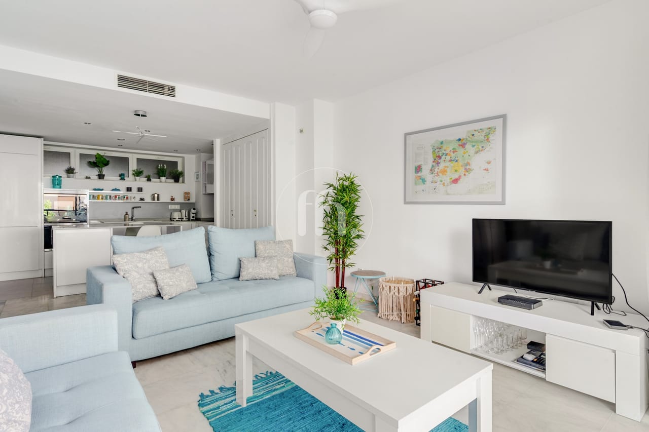 Superb frontline beach apartment for sale in El Coral Estepona, Playa del Cristo - Image 2