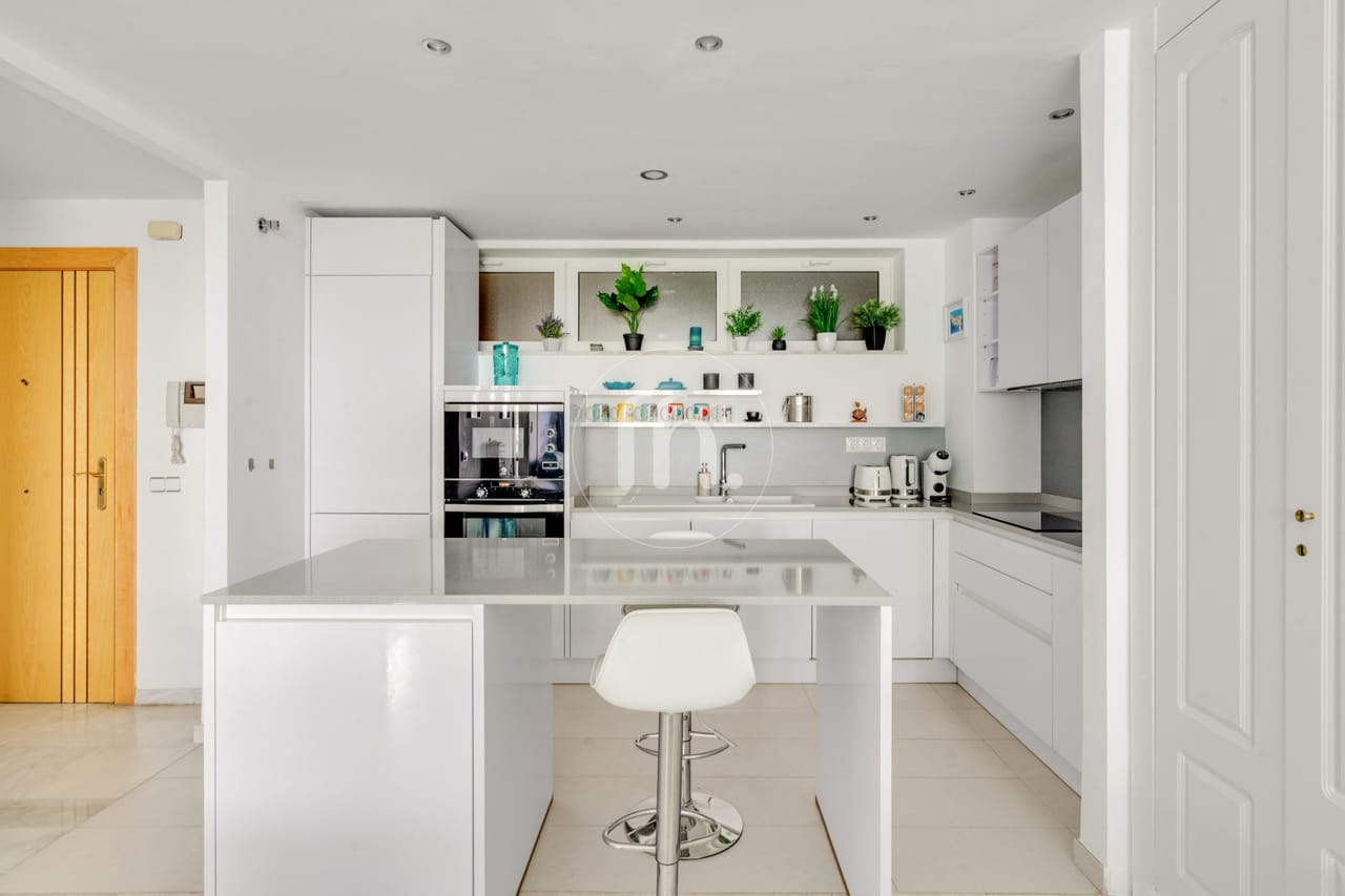 Superb frontline beach apartment for sale in El Coral Estepona, Playa del Cristo - Image 3