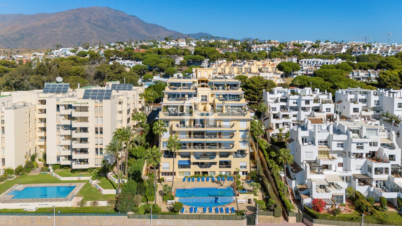 Superb frontline beach apartment for sale in El Coral Estepona, Playa del Cristo - Image 21