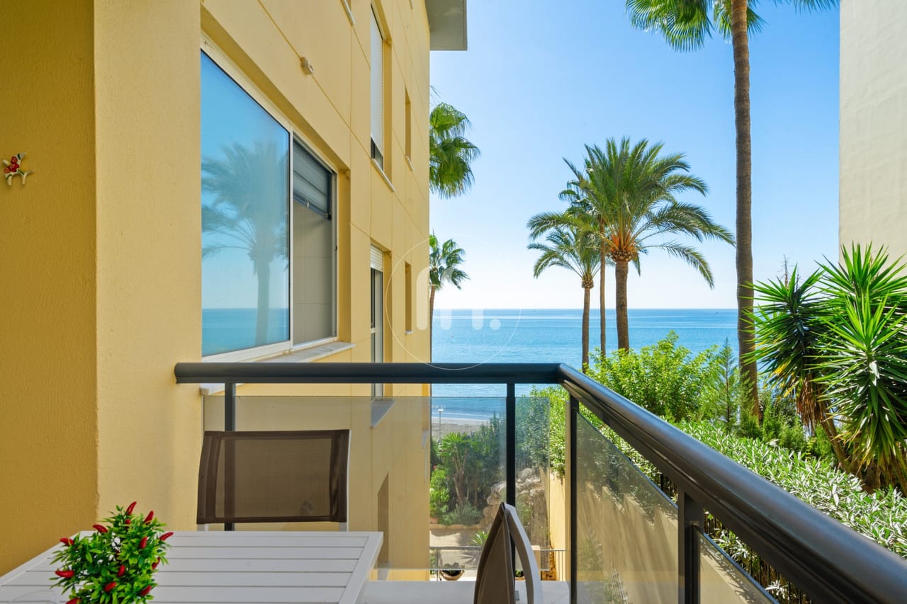 Superb frontline beach apartment for sale in El Coral Estepona, Playa del Cristo - Image 6