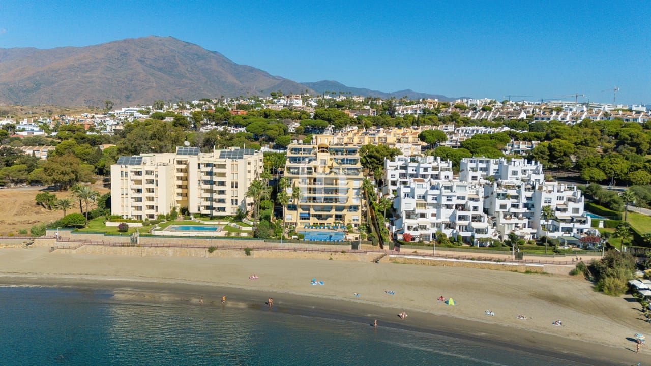 Superb frontline beach apartment for sale in El Coral Estepona, Playa del Cristo - Image 22