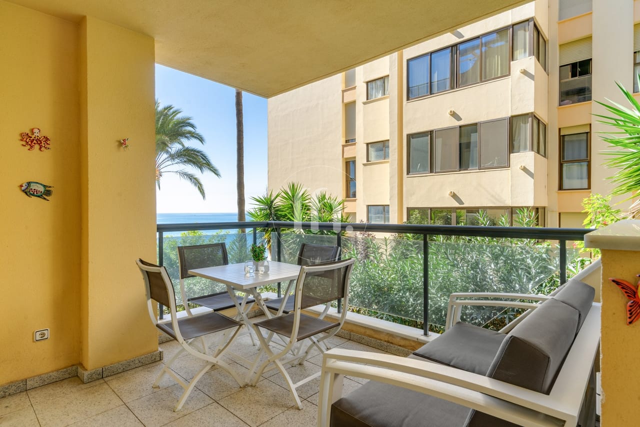 Superb frontline beach apartment for sale in El Coral Estepona, Playa del Cristo - Image 4