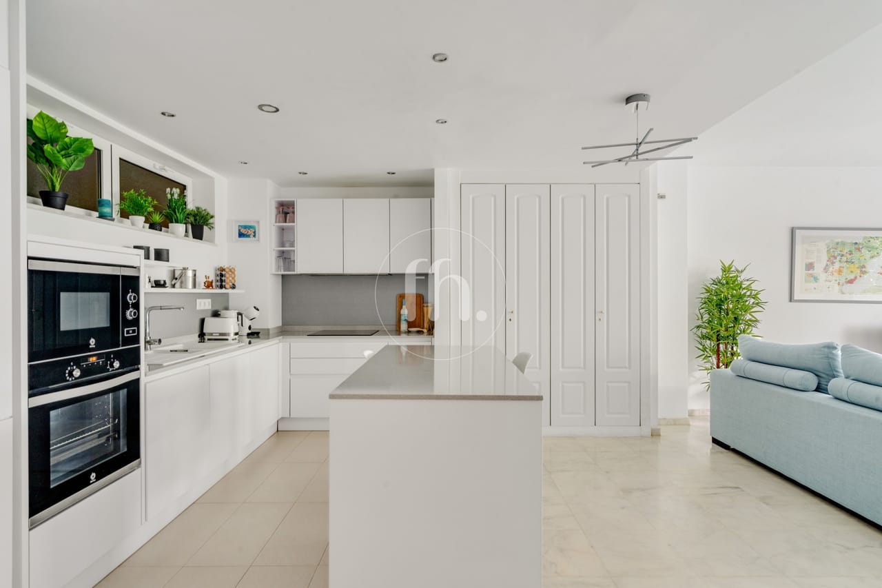 Superb frontline beach apartment for sale in El Coral Estepona, Playa del Cristo - Image 8